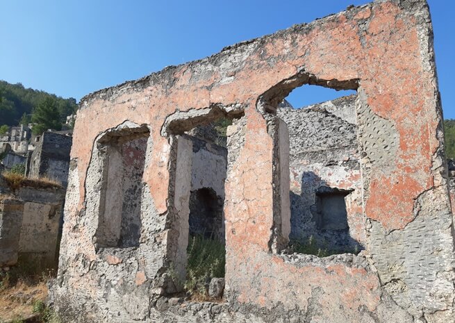 Kayaköy (Levissi)’de harabe halindeki taş evin dış cephesi
