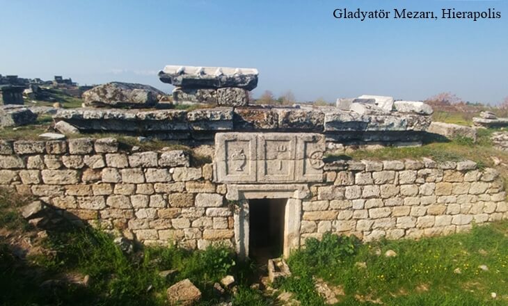 Hierapolis Antik Kenti’nde gladyatör mezar odası – lahit kabartmalı taş giriş ve antik nekropol alanı