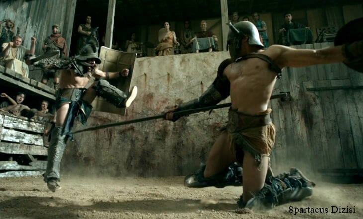 Spartacus dizisinde arenada dövüşen iki gladyatör sahnesi – Roma İmparatorluğu döneminde gladyatör mücadeleleri