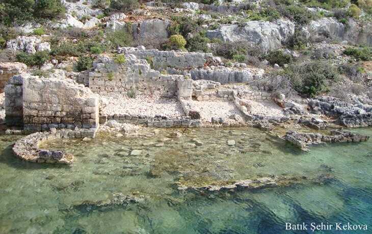 Batık Şehir Kekova’da kıyıya paralel uzanan antik duvar kalıntıları ve su altında kalan taş zemin izleri
