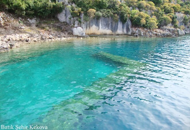 Kekova’da Batık Şehir kalıntılarından su altında görünen antik liman, mendirek ve turkuaz renkte deniz