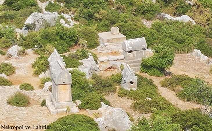 Kekova bölgesinde ormanlık alana dağılmış Likya dönemi lahitler ve nekropol kalıntıları