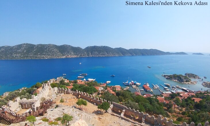 Simena Kalesi’nden Kekova Adası’na ve teknelere bakış, Akdeniz’in turkuaz tonlarında bir panorama