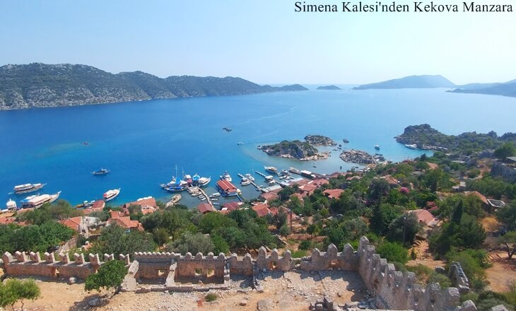 Simena Kalesi’nden Kekova Adası’na, teknelere ve çevredeki koylara bakan geniş manzara