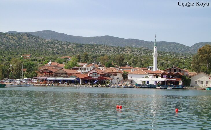 Kekova bölgesindeki Üçağız Köyü’nün deniz kıyısındaki kırmızı kiremitli evleri ve camisi