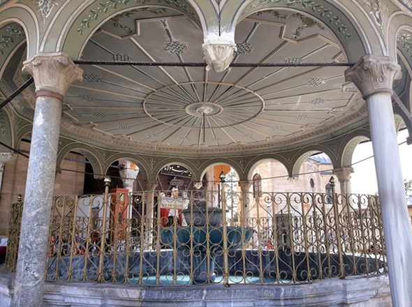 Mevlana Müzesi avlusundaki tarihi şadırvan ve süslemeli kubbe, Konya.