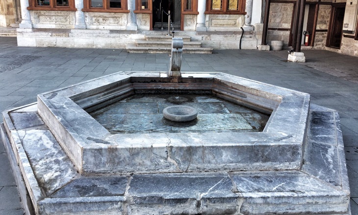Mevlana Müzesi’ndeki Şeb-i Arus Havuzu ve taş işçiliği, Konya.