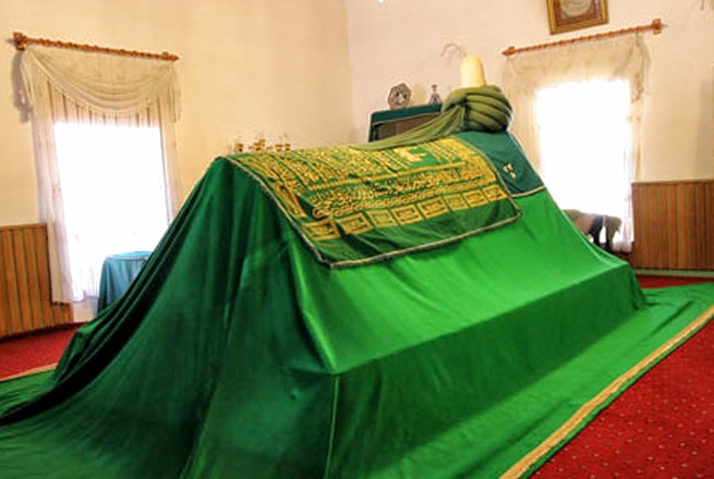 Mevlana Müzesi’nde aile fertlerinden birine ait sanduka odası, Konya.
