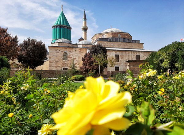 Mevlana Müzesi Kubbe-i Hadra ve gül bahçesi, Konya.