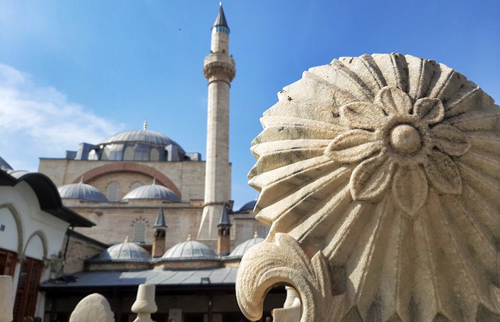 Mevlana Müzesi avlusu, mezar taşı süslemesi ve II. Selim Camisi'nin minare detayları, Konya.