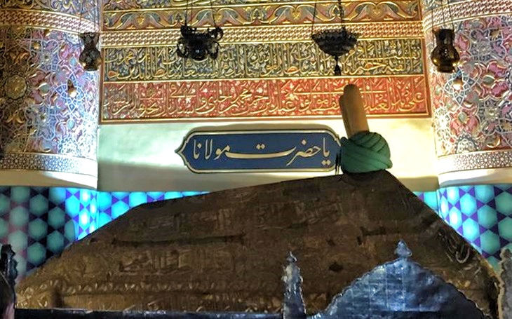 Mevlana’nın sandukası ve Huzur-u Pîr bölümündeki hat süslemeleri, Mevlana Müzesi Konya.