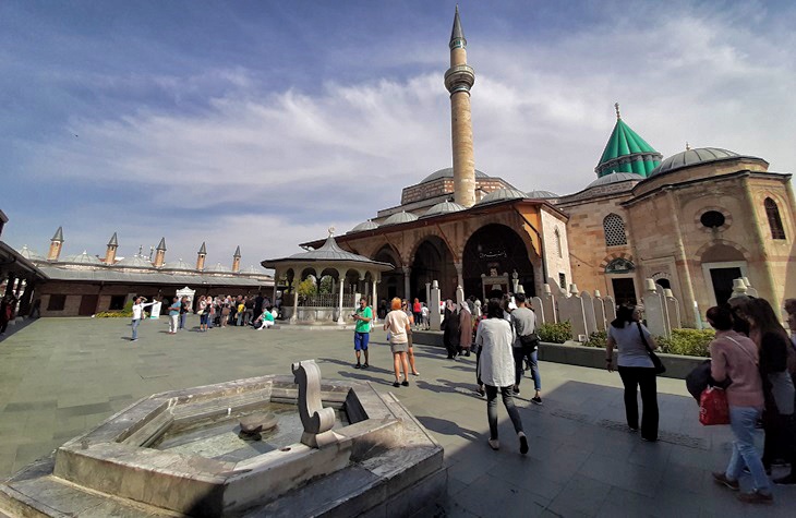 Mevlana Müzesi avlusu, şadırvan, ziyaretçiler ve Kubbe-i Hadra, Konya.