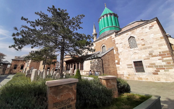 Mevlana Müzesi dış avlu, mezar taşları ve Kubbe-i Hadra, Konya.