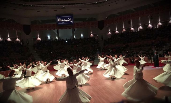 Konya’da Sema Ayini sırasında dönen semazenler, Mevlevi gösterisi.