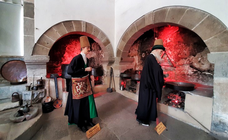Mevlana Müzesi Matbah bölümü, dervişlerin yemek hazırlığını gösteren canlandırma, Konya.