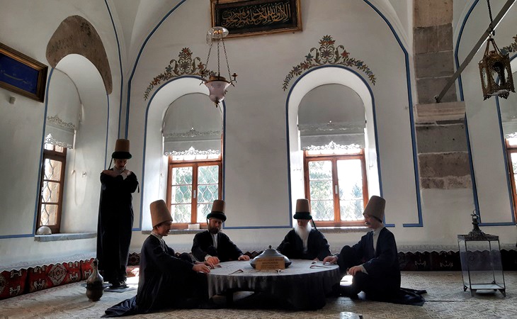 Mevlana Müzesi’nde dervişlerin Mesnevi dersi ve sohbet halkasını gösteren canlandırma, Konya.