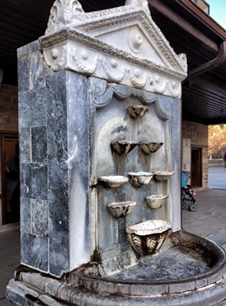 Mevlana Müzesi avlusundaki Selsebil Çeşmesi, Konya.