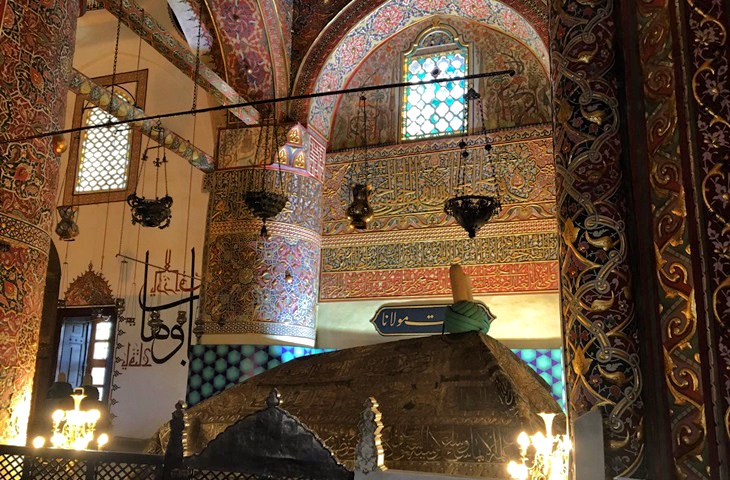 Mevlana Müzesi Huzur-u Pîr bölümünde Mevlana’nın sandukası ve kalem işi süslemeler, Konya.