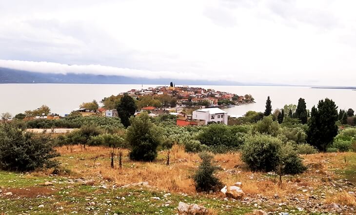 Uluabat G&ouml;l&uuml; &uuml;zerinde yer alan G&ouml;lyazı yarımadası ve k&ouml;y manzarası