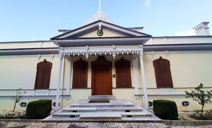Bursa H&uuml;nkar K&ouml;şk&uuml; dış cephesi ve tarihi konak mimarisi