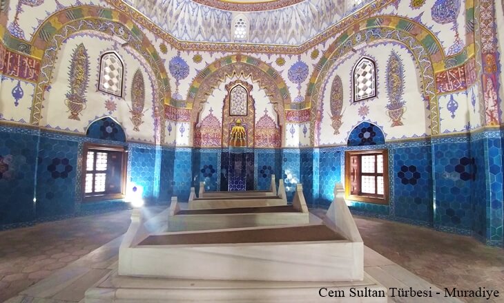 Bursa Muradiye K&uuml;lliyesi Cem Sultan T&uuml;rbesi i&ccedil; mekanı, &ccedil;iniler ve s&uuml;slemeler
