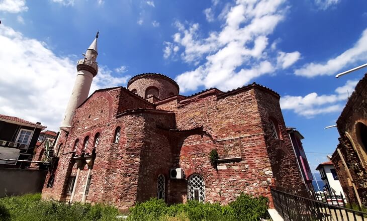 Trilye Aya Stephanos Kilisesi Fatih Camii dış cephesi ve tarihi taş mimari
