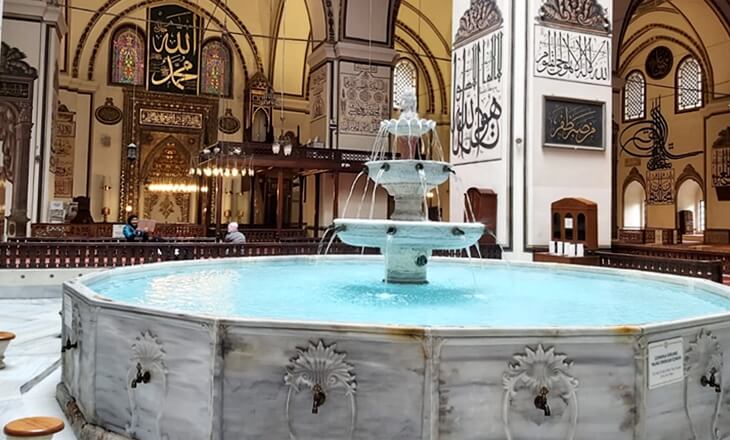 Bursa Ulu Cami i&ccedil; mekanı, şadırvan ve hat sanatı panoları