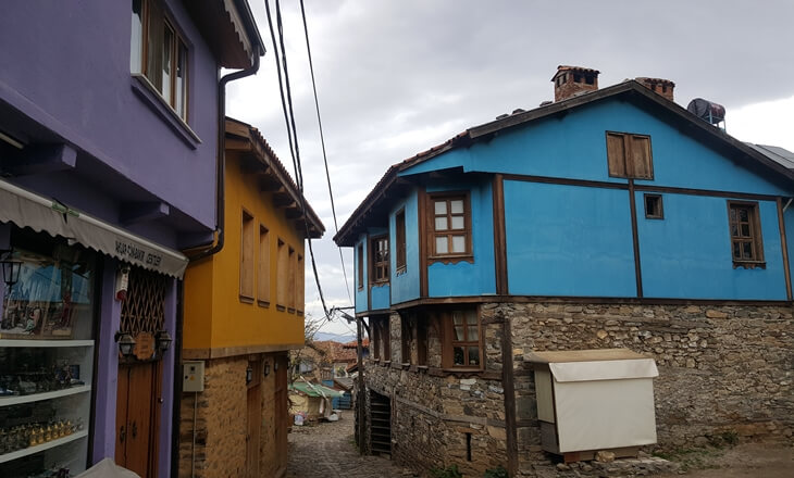 Cumalıkızık sokakları ve renkli Osmanlı d&ouml;nemi evleri Bursa