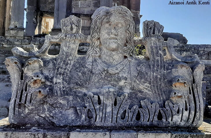 aizanoi akroter kadin figuru, zeus tapinagi alınlık süslemesi, akantus yapraklari ve kabartma detaylariyla antik roma mimarisi, kutahya cavdarhisar