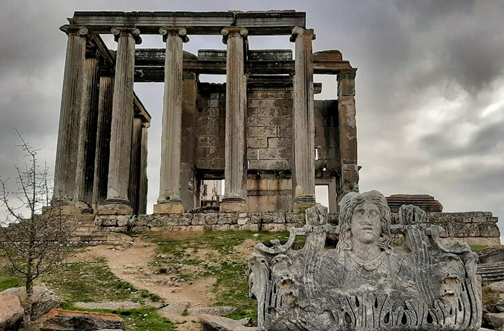 aizanoi zeus tapinagi ve akroter heykeli, kutahya cavdarhisar antik kent manzarasi, bulutlu hava altinda roma dönemi sütunlari ve kabartma detaylari