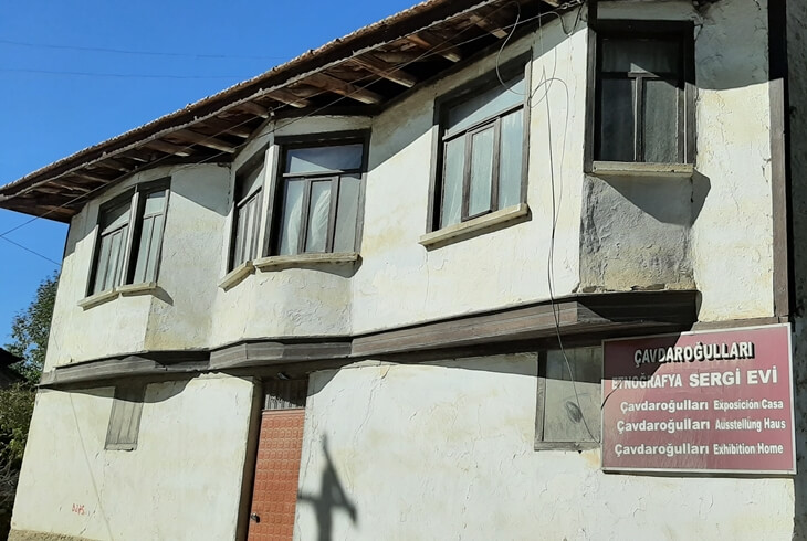 cavdarogullari etnografya sergi evi dis cephesi, kutahya cavdarhisar geleneksel osmanli evi mimarisi, ahsap cati ve eski pencereler