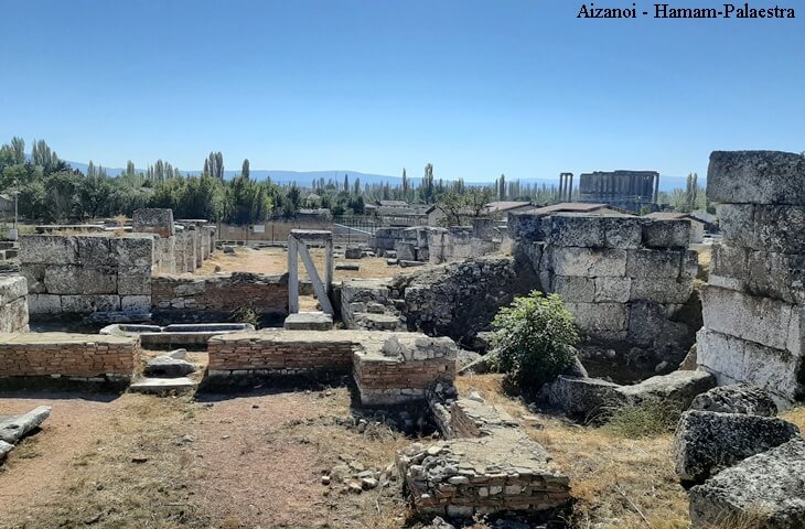 aizanoi hamam palaestra kompleksi, roma dönemi banyo ve spor alanı kalıntıları, geniş acı panorama ve arka planda zeus tapinagi, kutahya cavdarhisar antik kent