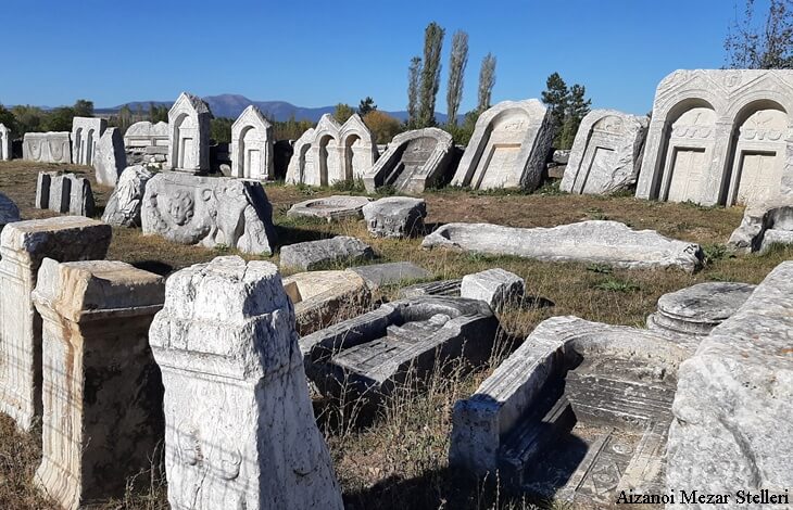 aizanoi mezar stelleri acik hava sergilemesi, roma dönemi kabartmali mezar taslari ve lahit kapaklari, frig kapı tipi steller, kutahya cavdarhisar antik kent