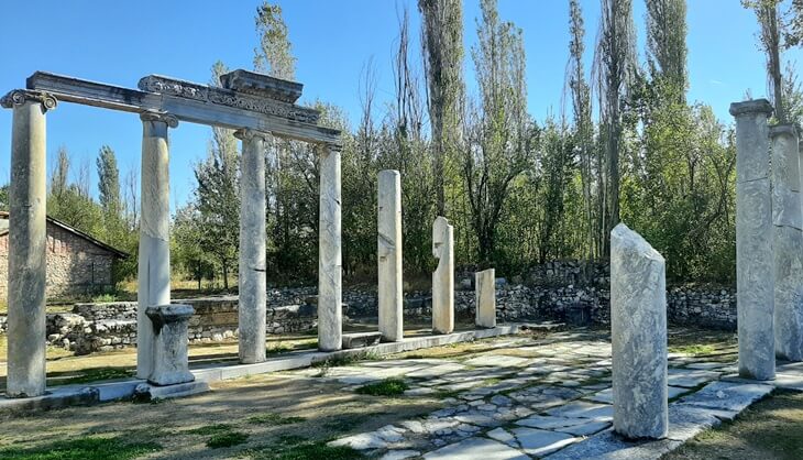 aizanoi sutunlu cadde roma dönemi galerili yol, mermer sütunlar ve alınlık kalintilariyla antik şehir aksı, kutahya cavdarhisar