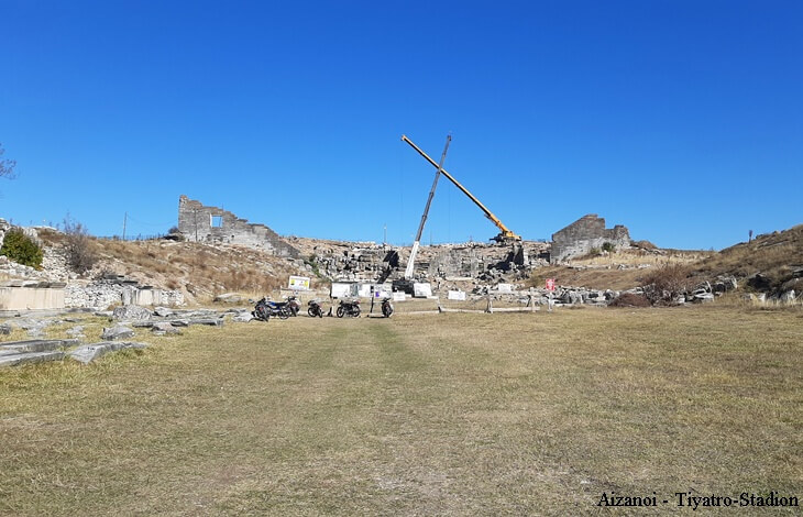 aizanoi tiyatro stadyum kompleksi restorasyon calismasi, roma dönemi antik yapı, vinçlerle yürütülen kazı ve onarım süreci, kutahya cavdarhisar