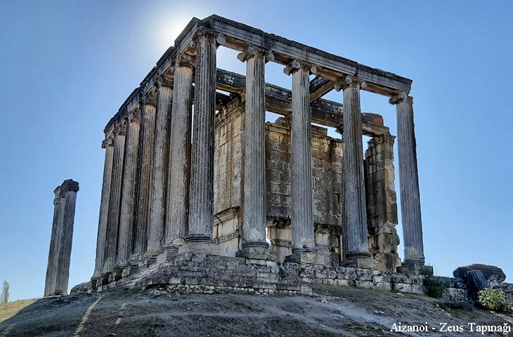 aizanoi zeus tapinagi yukseltilmis platform uzerinde ion sutunlu roma tapinagi, gunes isigiyla drama etkili aci, kutahya cavdarhisar antik kent