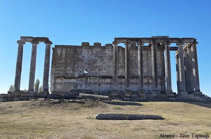 aizanoi zeus tapinagi arka cephe tam gorunum, roma dönemi ion sutunlari ve monumental tapinak duvarlari, kutahya cavdarhisar antik kent