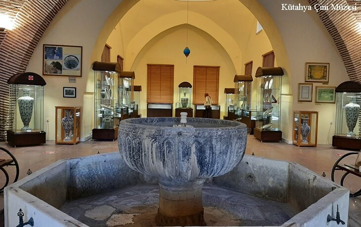kütahya çini müzesi iç mekânı, tarihi şadırvan, çini eser vitrinleri, osmanlı dönemi çini koleksiyonu, müze salonu görüntüsü
