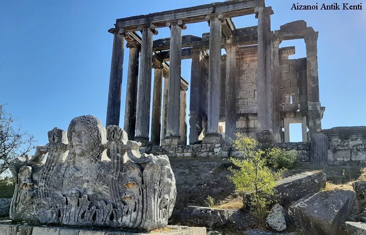 aizanoi antik kenti zeus tapinagi on cephe, korinth sutunlari, on planda kabartmali mermer heykel, gun batimi isiginda tarihi yapi