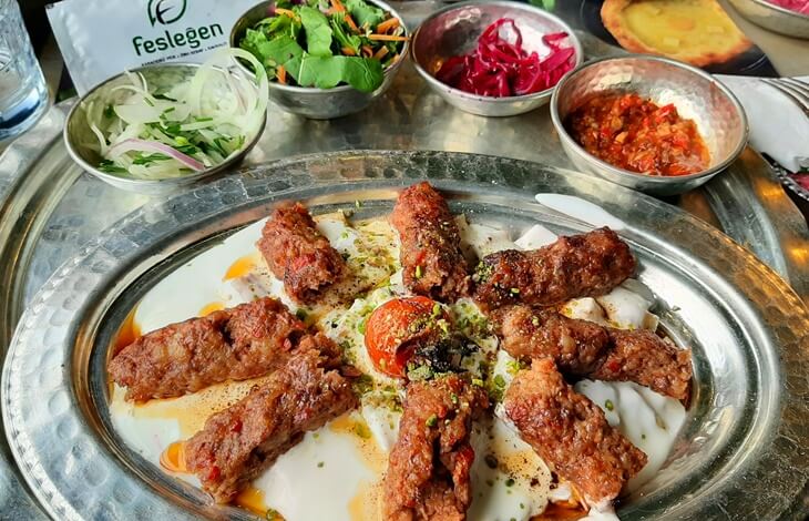 yoğurtlu fesleğen kebap sunumu, fırınlanmış dana kebap parçaları, köz domatesli yoğurtlu kebap tabağı, fesleğen restoran kütahya, yöresel kebap çeşitleri