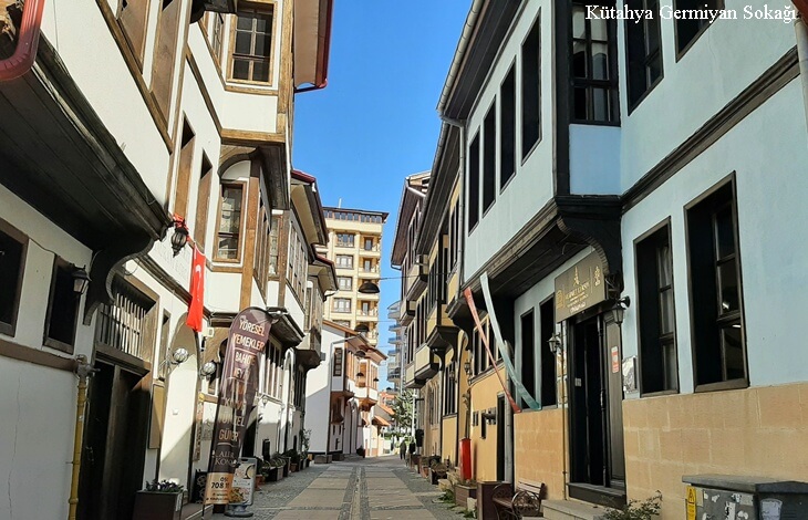 kutahya germiyan sokagi tarihi osmanli evleri, ahsap cumbali konutlar ve dar yaya caddesiyle geleneksel kent dokusu, iç anadolu batı geçiş kültürü