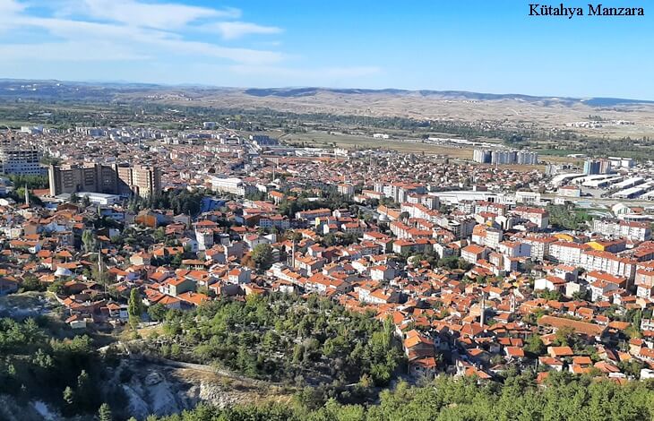 kutahya sehir manzarasi genis aci panorama, kırmızı kiremitli evler, modern binalar ve ovaya yayilan yerlesim dokusu, ic anadolu geçiş bölgesi gorunumu