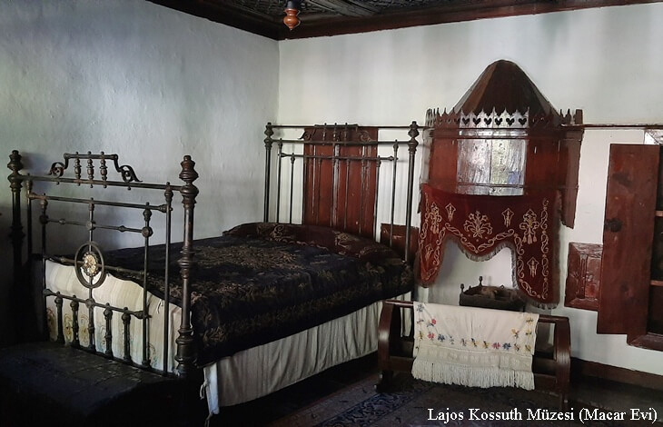kütahya lajos kossuth müzesi macar evi yatak odası, ahşap tavanlı geleneksel oda, demir işlemeli eski yataklar ve tarihi ev dekorasyonu