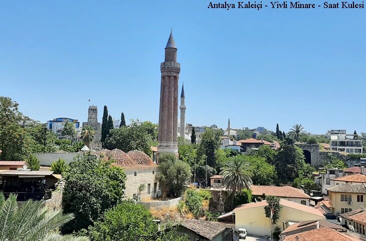Antalya Kalei&ccedil;i panoraması &ndash; Yivli Minare, Saat Kulesi ve tarihi evlerin yer aldığı Sel&ccedil;uklu ve Osmanlı mirası manzara.