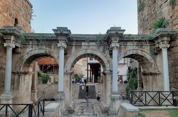 Antalya Kalei&ccedil;i Hadrian Kapısı &ndash; Roma İmparatoru Hadrian adına yapılmış &uuml;&ccedil; kemerli anıtsal giriş kapısı.