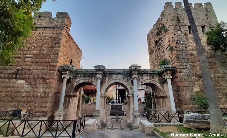 Antalya Kalei&ccedil;i Hadrian Kapısı ve &ccedil;evresindeki kuleler &ndash; Roma d&ouml;neminden kalma tarihi şehir girişi.