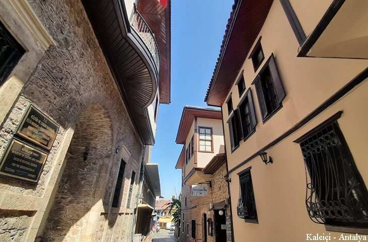 Antalya Kalei&ccedil;i Karatay Medresesi &ndash; Sel&ccedil;uklu d&ouml;neminden kalma taş cepheli tarihi medrese binası.