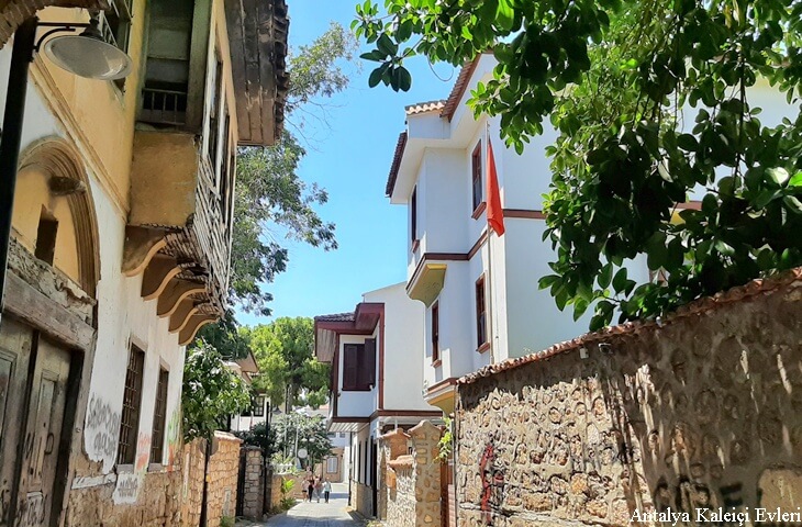 Antalya Kalei&ccedil;i&rsquo;nde Osmanlı d&ouml;neminden kalmış taş ve cumbalı evler, dar sokaklar.