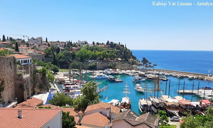 Antalya Kalei&ccedil;i Yat Limanı &ndash; tarihi surlar, Akdeniz manzarası ve teknelerle &ccedil;evrili turkuaz koy.
