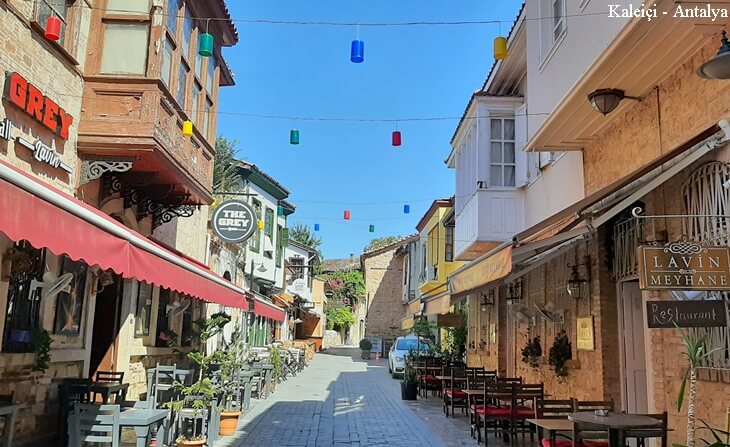 Antalya Kalei&ccedil;i begonvillerle s&uuml;sl&uuml; dar taş sokaklar ve restore edilmiş tarihi evler.
